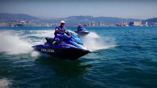 画像: 友情出演!? で、海上警察(Polizia di frontiera marittima)のヤマハ・マリンジェットも登場! これは2018年型の、ヤマハMJ-FX Cruiser SVHO(過給機付き4気筒1,812cc、250馬力)ですかね・・・? 間違っていたらスミマセン!! www.youtube.com
