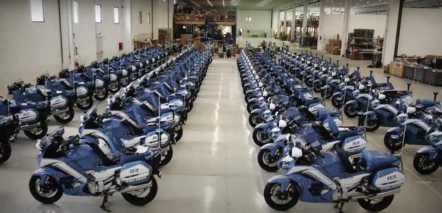 画像: 青と白・・・にペイントされたイタリア国家警察のヤマハFJR1300AEポリス仕様! 欧州ヤマハとイタリアのINTAV Srlの協力で作られた、スペシャルバージョンとなっています。 www.youtube.com