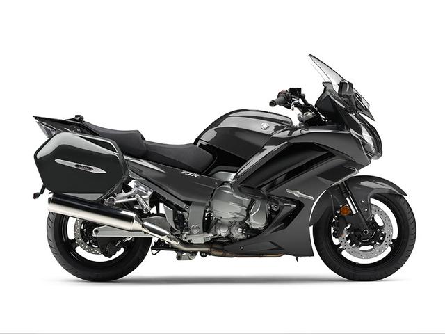 画像: こちらは2019年型ヤマハFJR1300AE(豪州仕様)。1980年代にデビューした初期FJ系は空冷でしたが、現代のFJR1300AEは水冷並列4気筒1,298ccを搭載しています。優れたスポーツツアラーとして、世界的に人気のモデルです。 www.yamaha-motor.com.au