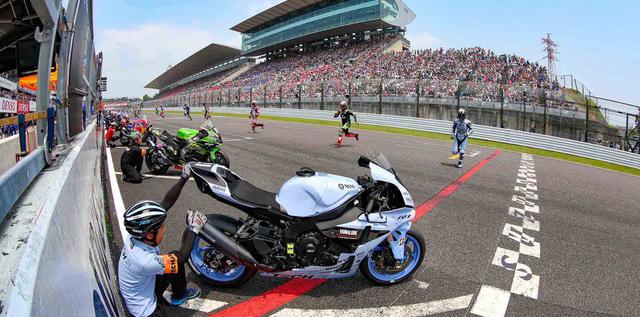 画像: 昨年度・・・2019年の鈴鹿8耐のスタートシーン。ヤマハ・ファクトリー・レーシング・チームと、KRT(カワサキ)のファクトリー対決が話題となったこの大会は、久々のカワサキ優勝で幕を閉じました。季節は秋になれど、今年も"アツい"戦いが繰り広げられることを、多くの鈴鹿8耐ファンが期待したのですが・・・。 www.fimewc.jp