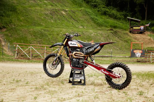 画像: ダートトラック用のFTR750をベースに作られたヒルクライムバイク。専用フロントエンド、延長されたスイングアーム、ノビータイヤ、設計変更されたテール部、ヒルクライム用のリクルス製クラッチなどが採用されています。 www.indianmotorcycle.com