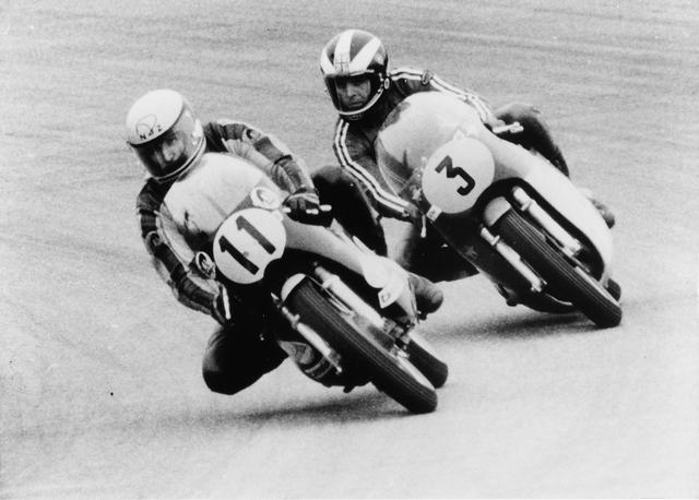 画像: 1973年スウェーデンGP500ccクラスのひとこま。優勝したフィル・リード(MVアグスタ、3番)と3位のキム・ニューカム(ケーニッヒ)。2位には、リードの僚友だったジャコモ・アゴスチーニ(MVアグスタ)が入りました。 motovue.files.wordpress.com