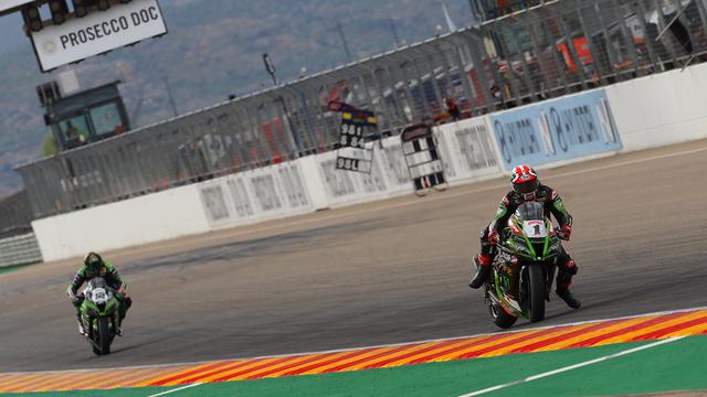 画像: レコードタイムでポールポジションを獲得したJ.レイ(カワサキ・右)。 www.worldsbk.com