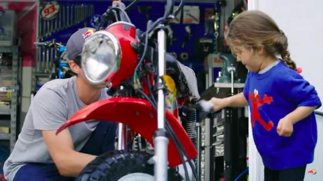画像: 作業のスタートは洗車から。可愛い娘さんが、パパの作業をお手伝いする微笑ましいシーンです。 www.youtube.com