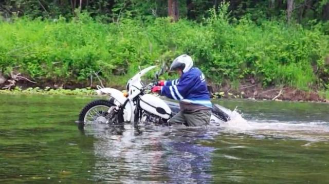 画像: ウラルの750ccフラットツインエンジンは、冠水状態になってもエンストすることなく鼓動を刻み続けます。 www.youtube.com