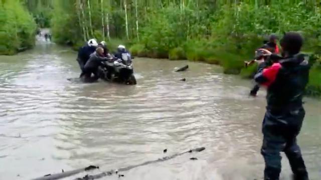 画像: テストに同行したバイクは、ご覧のように4人がかりでそろりそろり・・・。それにしても、かなりの水深ですね。 www.youtube.com