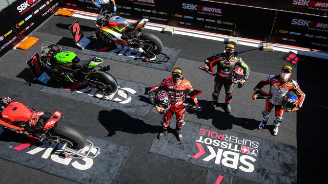 画像: 予選のスーパーボールのトップ3。左からS.レディング(ドゥカティ )、J.レイ(カワサキ)、M.R.リナルディ(ドゥカティ )。レイの通算ポールポジション獲得回数は、トロイ・ベイリスと並ぶ26回(歴代3位記録)となりました! www.worldsbk.com