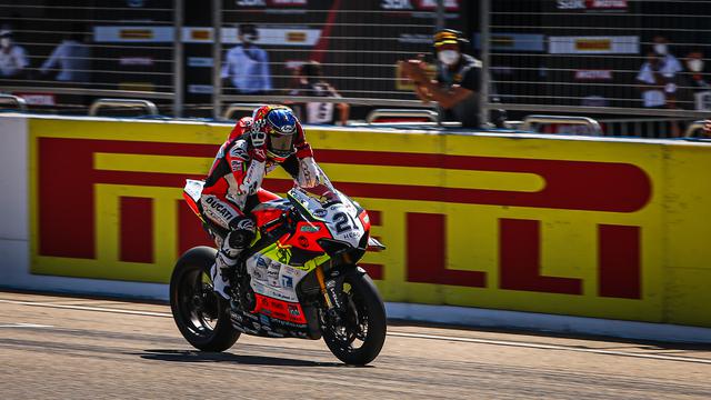 画像: 車上でSBK初優勝の喜びをあらわすM.R.リナルディ(ドゥカティ)。 www.worldsbk.com