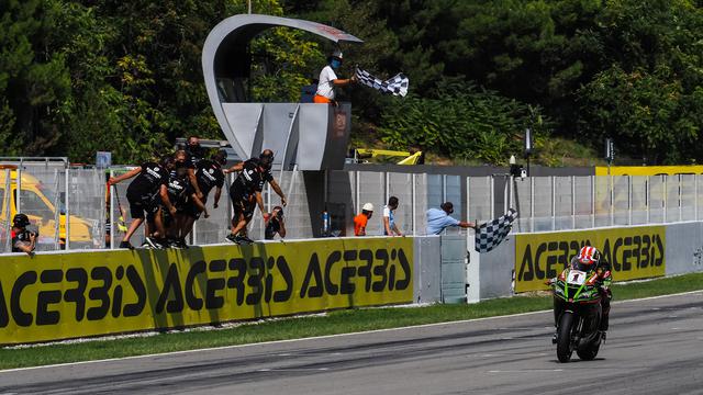 画像: 9月19日(土)のレース1をポール・トゥ・ウィンで制したJ.レイ(カワサキ)。 www.worldsbk.com