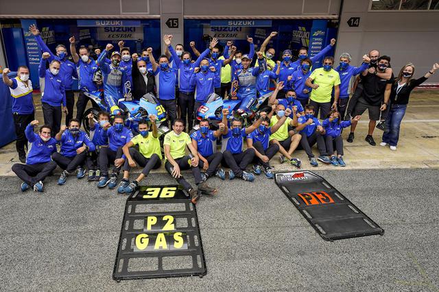 画像: 2015年のMotoGP復帰以来初の、2名同時の表彰台獲得に喜ぶスズキのクルーたち。 www1.suzuki.co.jp