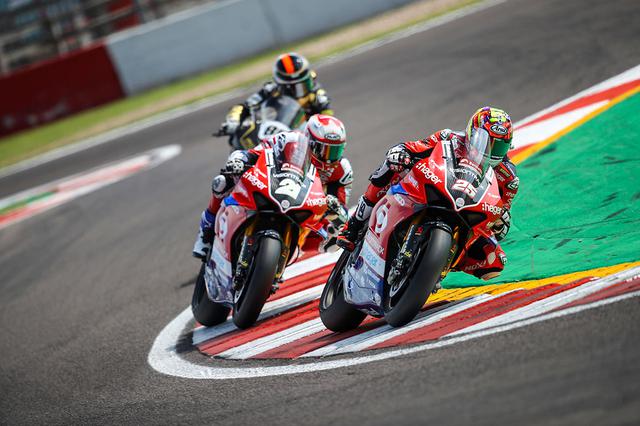 画像: 2020年シーズンは、ビジョントラックを新たなスポンサーに迎えた名門ポール・バード・モータースポーツ。ジョシュ・ブルックス(25番)とクリスチャン・イドン(21番)に、ドゥカティ パニガーレV4 Rを託します。彼らは今シーズンの、ホンダ・レーシングの最大最強のライバルです。 www.pbmuk.net