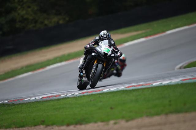 画像: 今年のホンダ・レーシングは、CBR1000RR-R Fireblade SPをグレン(写真)とアンドリューのアーウィン兄弟に託し英国でのレースキャンペーンを展開しました。ランキング首位のJ.ブルックス(ドゥカティ)と18点差で、グレンは最終ラウンドのブランズハッチに挑みましたが・・・。 www.hondaracinguk.co.uk