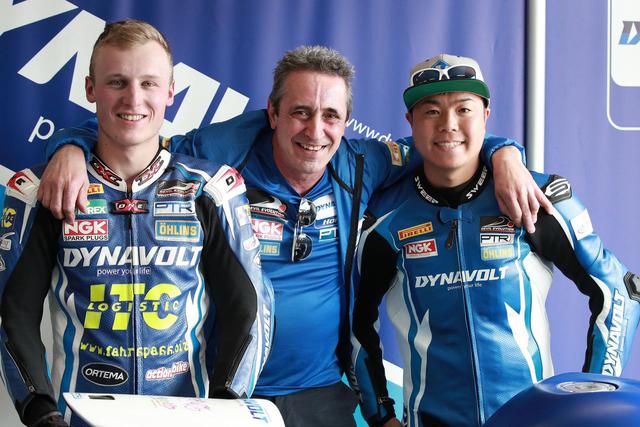 画像: 中央がPTRのチームマネージャー、サイモン・バックマスター。右は2020年のPTRライダーとしてホンダCBR600RRを駆った、大久保光です。 ptrracing.co.uk