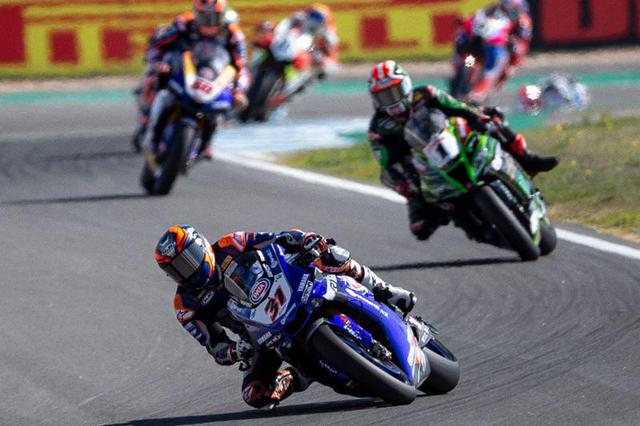 画像: 2020年のSBK最終ラウンド、エストリルのレース1で、ヤマハYZF-R1を駆るG.ガーロフ。王者ジョナサン・レイ(カワサキ)の前を走り、見事3位表彰台を獲得しました! race.yamaha-motor.co.jp