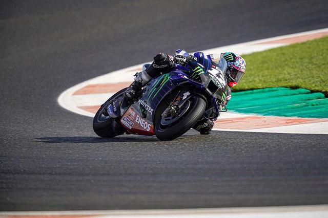 画像: M.ビニャーレス+ヤマハYZR-M1。エンジン機数制限ルールが定着して久しいMotoGPクラスですが、ビニャーレスは6機目を使用することに対するペナルティ的措置により、ヨーロッパGP決勝ではピットスタートを強いられることになります。 race.yamaha-motor.co.jp