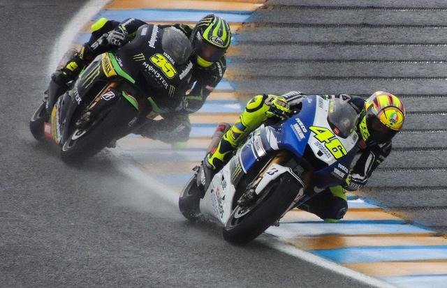 画像: 2013年のフランスGP、バレンティーノ・ロッシ(ヤマハ)を追うC.クラッチロー(ヤマハ)。彼はこのレースで、ダニ・ペトロザ(ホンダ)に次ぐ2位表彰台を獲得しました。 en.wikipedia.org
