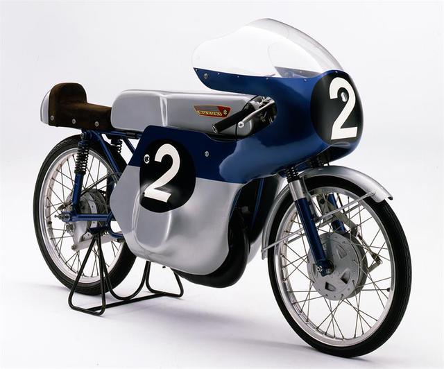 画像: 1962年、スズキとエルンスト・デグナーに初タイトルをもたらしたRM62(空冷2ストローク単気筒ロータリーディスクバルブ)。 www.suzuki-racing.com