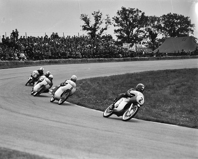 画像: 1963年ダッチTT、RM63に乗り50ccクラスで先頭を走るH.アンダーソン(スズキ)。合計4度のタイトル獲得は、スズキライダーとして最多の記録です。 it.wikipedia.org