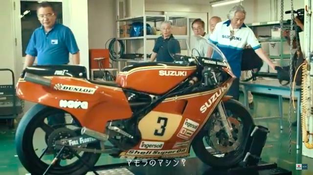 画像: RGΓリビルドプロジェクトのスタートに立ち会う、スズキレースグループのOBたち。 www.youtube.com