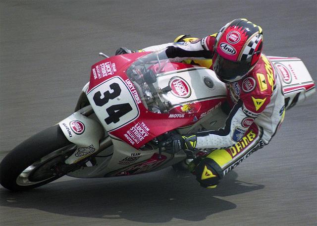 画像: 1993年、日本GP500ccクラスを走るケビン・シュワンツ(スズキ)。ゲン担ぎから「7」をパーソナルナンバーとして使ったバリー・シーンの次に、パーソナルナンバーに固執したのが「34」を使ったシュワンツでした。そんな彼も、悲願の500ccタイトル獲得翌年の1994年は、チャンピオンナンバーの「1」を愛機に貼りました(ただし、「1」のなかに「34」を入れてましたが)。 en.wikipedia.org