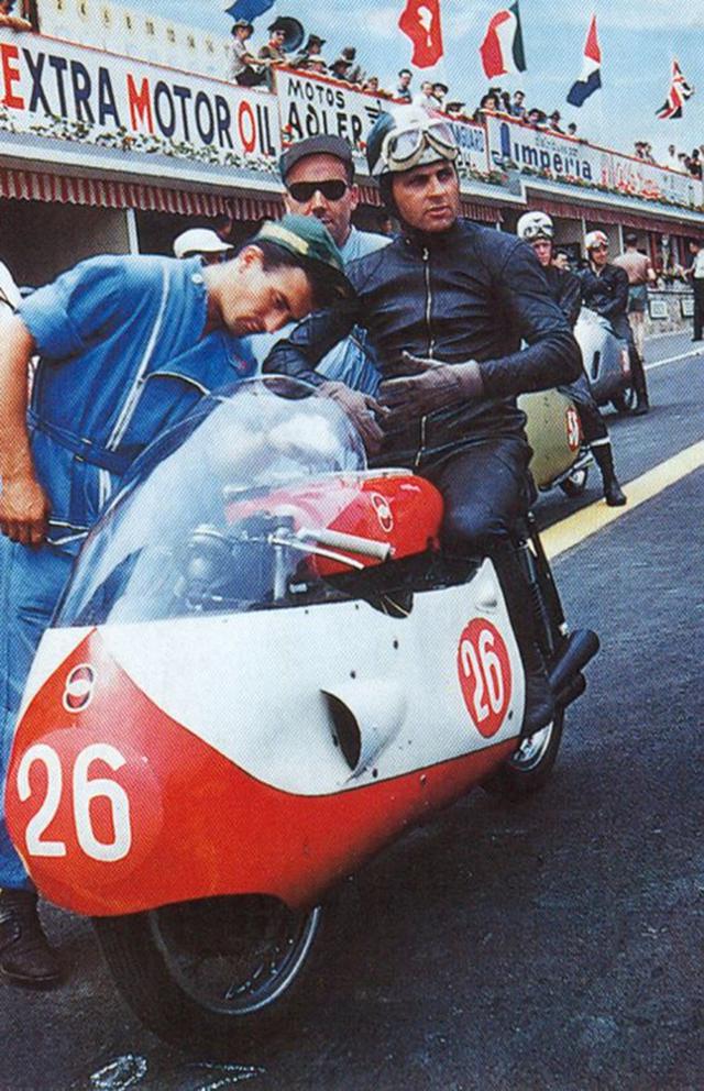 画像: 1957年の世界ロードレースGPの1シーン、リベロ・リベラーティとジレラ4気筒500cc。 www.succesbod.com