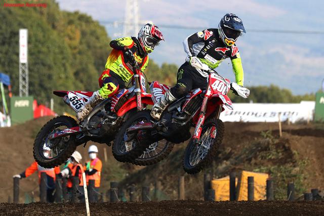 画像: 2020年、連覇で全日本モトクロス選手権IA-1を制覇した山本鯨(ホンダ、右)。伝統の赤地に白ヌキ文字のゼッケンをつけています。 www.honda.co.jp