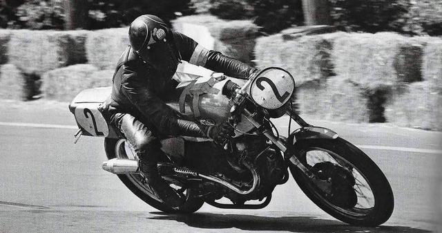 画像: 1970年のモンジュイ24時間耐久レースで、ガス・クーン・ノートン750を駆るB.シーン。 www.pinterest.jp