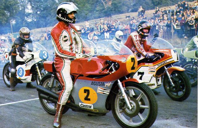 画像: 英国のノンタイトル戦(おそらくマロリーパークの"レース・オブ・ジ・イヤー"で、1976年ですね?)でMVアグスタ500に跨るP.リードと、スズキTR750に跨るB.シーン。後方にはヤマハ350の、片山敬済の姿があります。 www.pinterest.jp