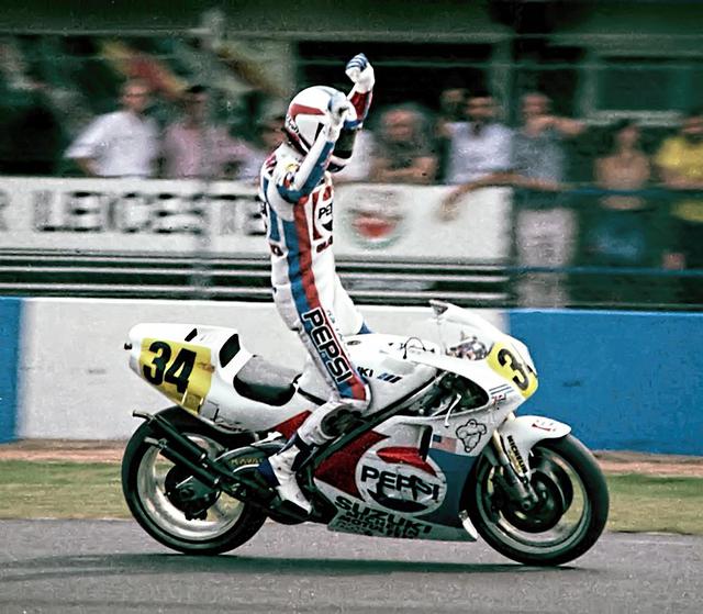 画像: 1989年の英国GP(ドニントンパーク)500ccクラスで優勝したK.シュワンツ(スズキ)。当時はまだ、黄色地の黒文字のゼッケンが500ccクラスに義務つけされていた時代でした。 en.wikipedia.org
