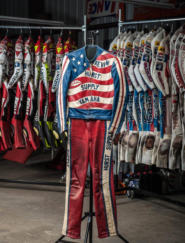 画像: 少年時代のK.シュワンツのレザースーツ。叔父であるダリル・ハーストの店が、レースの活動の拠点でした。 www.americanflattrack.com