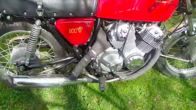 画像: 1980年代以降のモーターサイクルでは、クランクシャフトとクラッチ/ギアボックス・メインシャフトの動力伝達にチェーンを使うモデルはすっかり減りましたが、1970年代生まれのヨンフォアは昔ながらのプライマリーチェーンを使っていました。 www.youtube.com