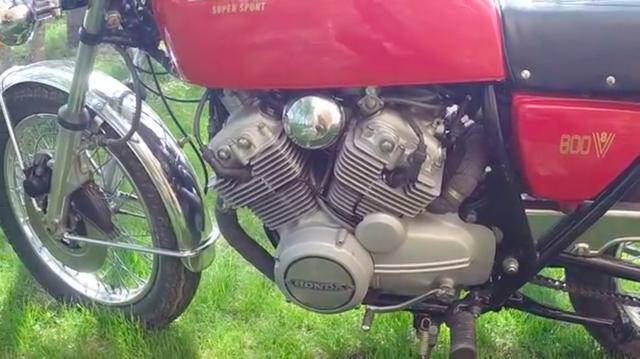 画像: ドミニクさん作のヨンフォア改V8は、目視での目見当ですが70数度くらいのバンク角ですかね? Vバンクの間から、キャブレターからの混合気供給がされる構造で、前側シリンダーが前方排気、後側シリンダーが後方排気です。 www.youtube.com
