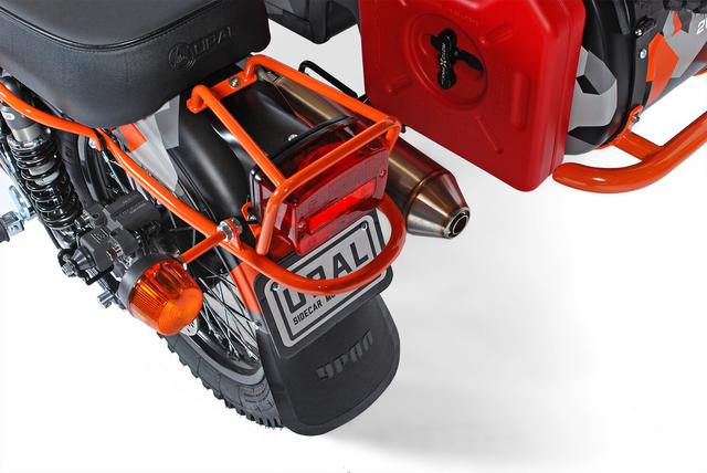 画像: 2-1方式のハイマウントサイレンサーはG.P.R.製ですが、車検適用外品とのことで、納車時は通常のマフラーが装着されるとのことです。側車には、1.5ガロン容量(約5.7リットル)のロトパックス携行缶が取り付けられています。 www.imz-ural.com