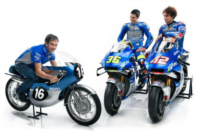 画像: 42番のアレックス・リンスと36番のジョアン・ミルが跨るスズキGSX-RRの隣にあるのは、1967年型スズキRT67(125cc、水冷2ストローク並列2気筒ロータリーディスクバルブ)です。それに跨るのは、チームマネージャーのダビデ・ブリビオです。 www.motogp.com