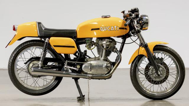 画像: 当時、日本でも人気だったドゥカティ250 Mk3デスモ(1974年型)。高性能軽量スポーツであるドゥカティのデスモシングルは、今日も多くの愛好者がいます。 www.mecum.com