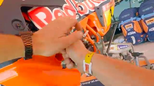 画像: メカニックがヘルメットカムをつけて撮影した動画なので、作業者になった気分でKTM450ラリーの整備光景を楽しめます。 www.youtube.com