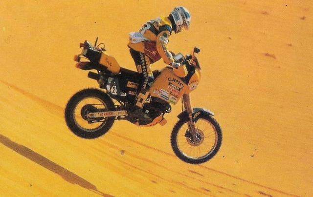 画像: 1988年、ダカールラリーデビューとなった大会を走るJ.アルカロン(メルリン)。 www.pinterest.cl