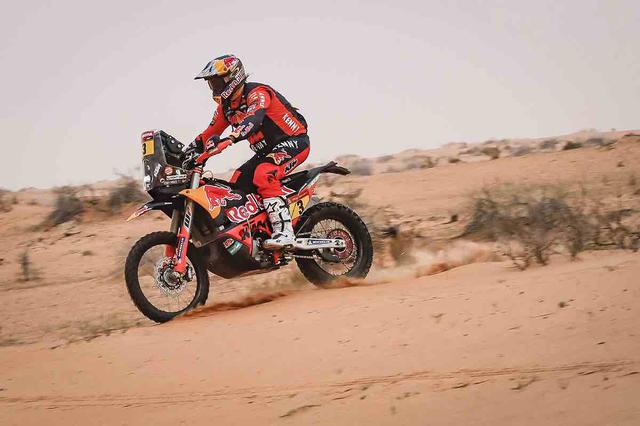 画像: 3度目のダカール王者を目指していたT.プライス(KTM)ですが、ハードクラッシュで鎖骨骨折と広範囲の打撲を負ってしまいました・・・。ホセ・イグナシオ・コルネホ(ホンダ)らライバルたちと、今大会も好勝負を見せていた実力者のリタイアは、誠に残念です・・・。 tp87.com.au
