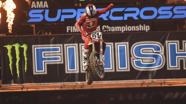 画像: 自身の100戦目のスーパークロスとなるヒューストン開幕戦で、450SX優勝を達成したJ.バーシア + ガスガスMC450F。ホールショットはマービン・ムスキャン(KTM)が奪いますが、バーシアは冷静にパスして首位を快走。強敵K.ロクスン(ホンダ)の追撃を振り切り、ガスガスデビュー戦で優勝という最高の結果を残しました。 www.gasgas.com