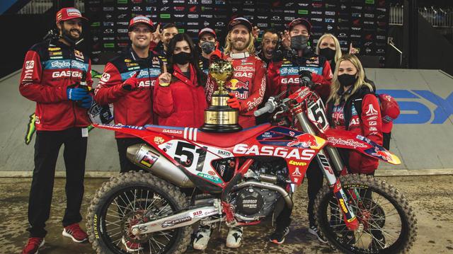 画像: トロフィーを手に、勝利を喜ぶJ.バーシアとスタッフたち。なおガスガスMC450Fは、基本的にKTMをベースにしています。 www.gasgas.com
