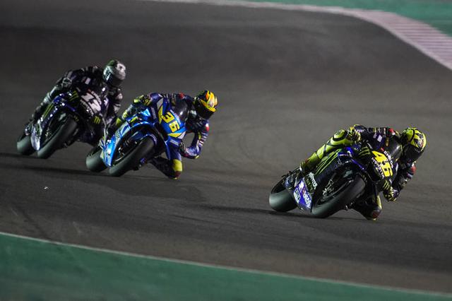 画像: 2019年カタールGPでは5位だったV.ロッシ(右、ヤマハ)。彼は2005、2006、2010、2015年とロサイルでのMotoGPクラスで4勝をあげており、カタールGP・MotoGPクラス歴代最多勝の座をケーシー・ストーナー(2007〜2009年ドゥカティ、2011年ホンダ)とシェアしています。なお全クラストータルの成績では、最もカタールGPで多くの勝ち星=6勝をあげているのはホルヘ・ロレンソになります(MotoGP3勝、250cc2勝、125cc1勝)。 race.yamaha-motor.co.jp