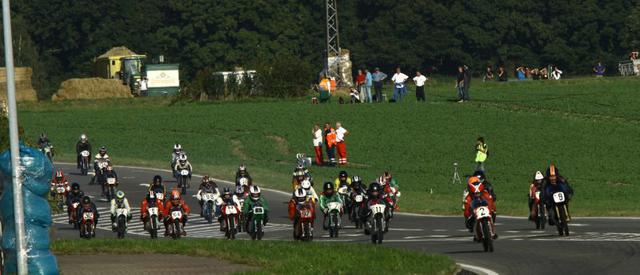 画像: 2011年のイベントのスタートシーン。元GPライダー、ホビーレーサー、経歴を問わず50ccレーシングマシンを愛する人たちが一緒になって、走りを楽しんでいます。 www.classic50racing.com