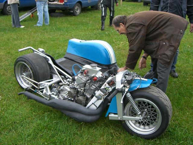 画像: N.ローラソンのバートン・フェニックス搭載サイドカー。1970年代半ば〜1980年代初頭にGP500ccクラスで流行したロータリーディスクバルブ式水冷2ストローク・スクエア4のフォーマットを採用しています。 www.flickr.com