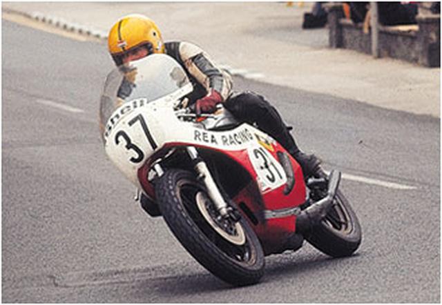 画像: 1977年マン島、記念すべきジュビリーTTで初優勝を飾ったJ.ダンロップ。 www.vf750fd.com