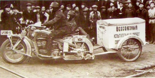 画像: 1929年に撮影された、トレーラーを牽引して走るIzh-1サイドカー。 b-cozz.com