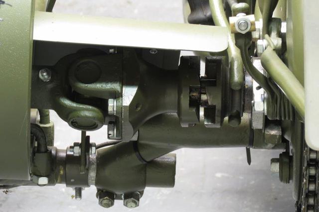 画像: ボーン同様に、本車後輪から駆動力を取り出し、ドッグ・クラッチとユニバーサル・ジョイントを介して、側車輪を駆動します。 www.yesterdays.nl