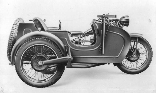 画像: マルテのカーの特徴は、本車(バイク)側と同じタイプのスイングアームを採用する点です。なお最大乗車人員は3名でした。 press.piaggiogroup.com