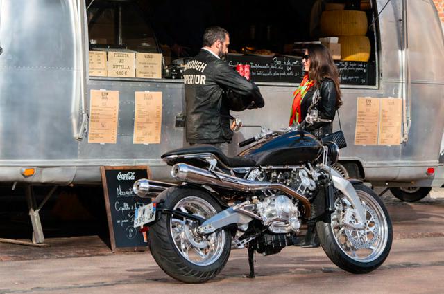 画像: タンデム可能な"Lawrence"は、大人の男、大人の女が似合います。 www.broughsuperiormotorcycles.com