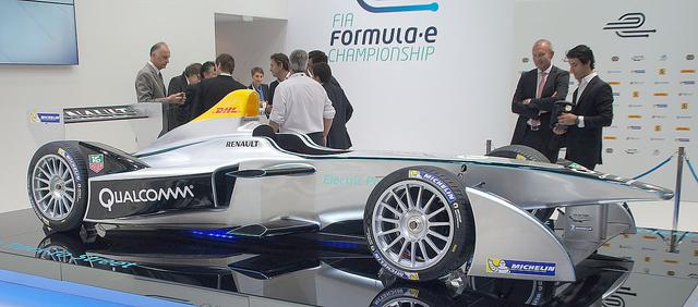 画像: 2014年にスタートしたフォーミュラeの第1世代車、スパーク・ルノーSRT_01 E。この車両のバッテリーシステムを担当したのはWAE(ウィリアムズ・アドバンスト・エンジニアリング)でした。なお2022-2023年シーズンからの第3世代車のバッテリーシステムも、再びWAEが担うことになっています。 en.wikipedia.org