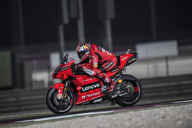 画像: FP1走行中、ターン4で転倒を喫したにもかかわらず、夕方のFP2で2秒以上タイムを更新し、トラックレコードに迫るベストラップを記録したJ.ミラー(ドゥカティ)。 www.ducati.com